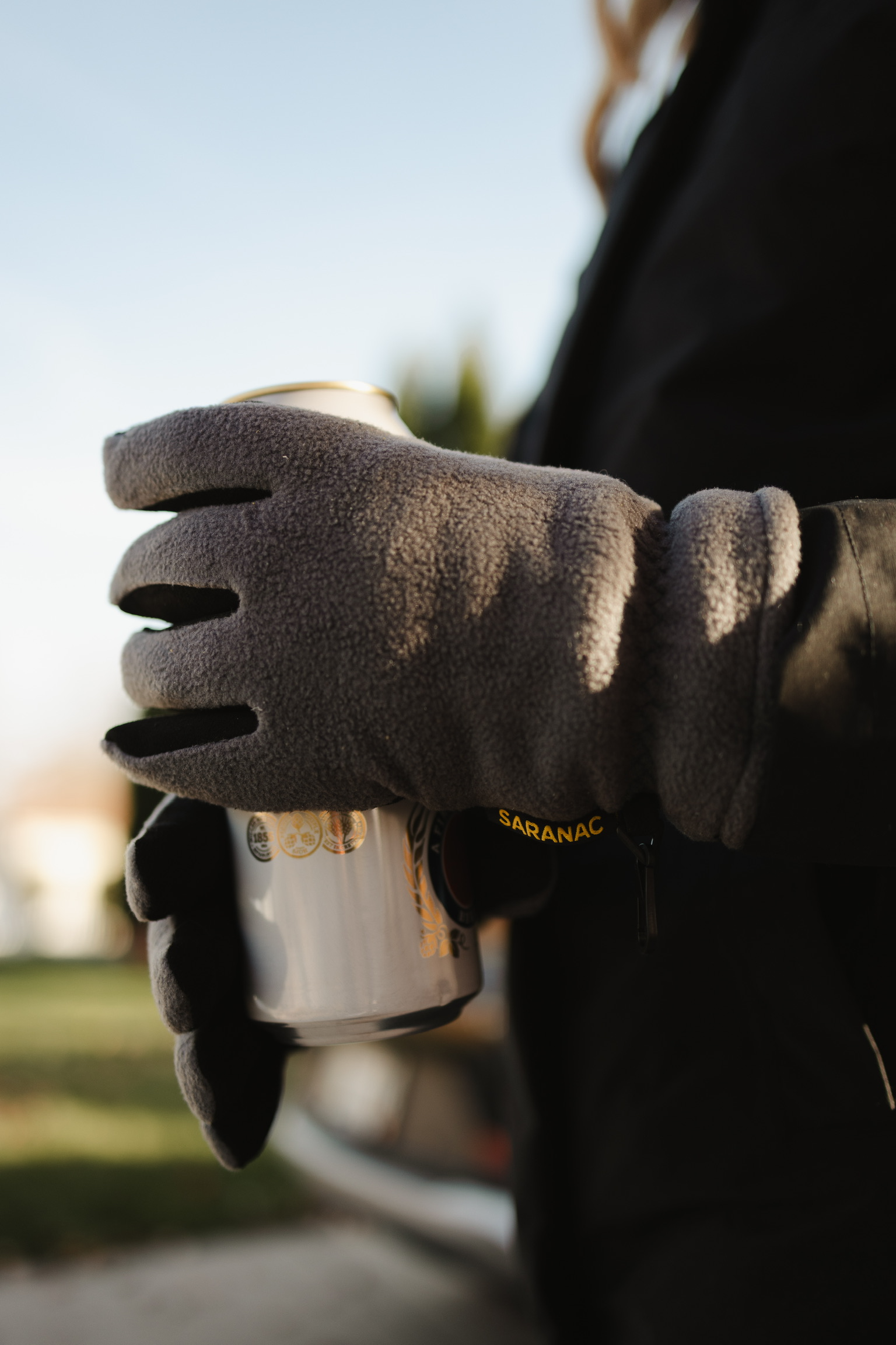 Northwoods 3 NORTHWOODS GLOVE HOLDING CUP FROM THE SIDE