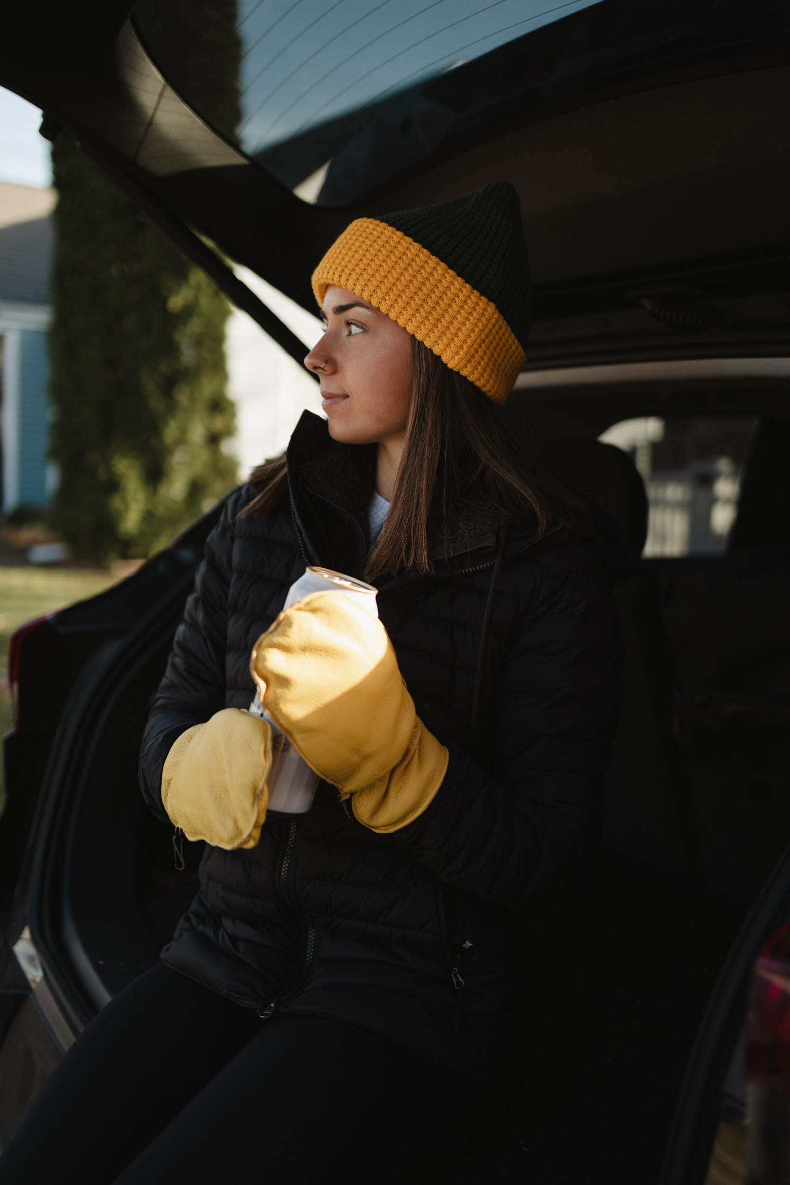 DEER GRAIN MITT HOLDING CUP